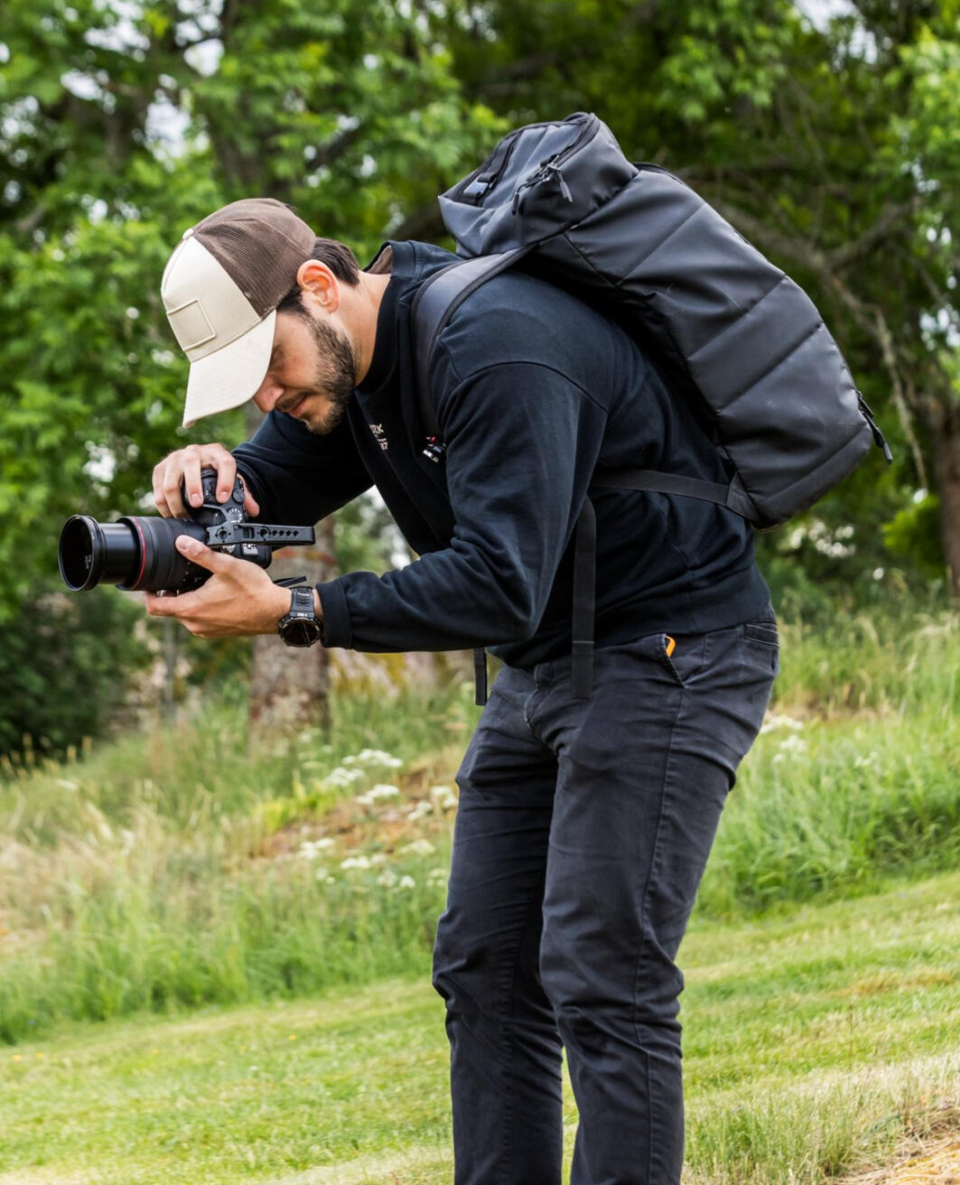 Christhian_Filmmaker A man holding a video camera